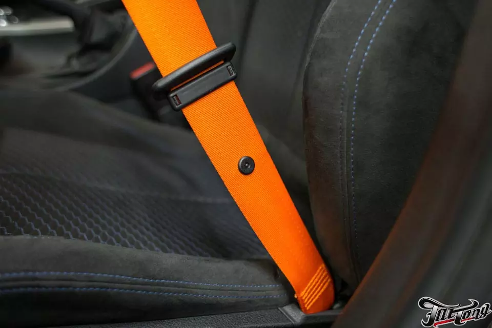 BMW F30. Замена черных ремней безопасности на оранжевые.